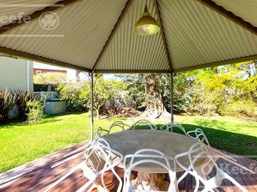Casa en venta de cinco ambientes con piscina en Abril Club de Campo - Apto Credito