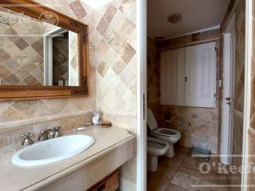 Casa en venta de cinco ambientes con piscina en Abril Club de Campo - Apto Credito