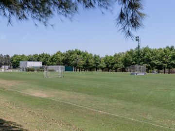 Casa en venta de cinco ambientes con piscina en Abril Club de Campo - Apto Credito