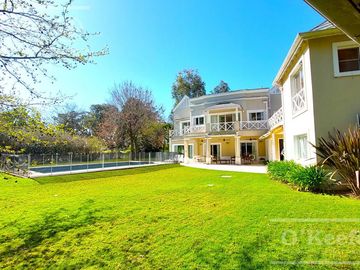 Casa en venta de cinco ambientes con piscina en Abril Club de Campo - Apto Credito