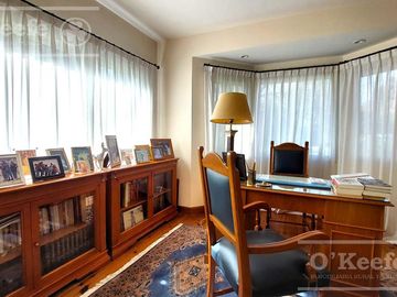 Casa en venta de cinco ambientes con piscina en Abril Club de Campo - Apto Credito