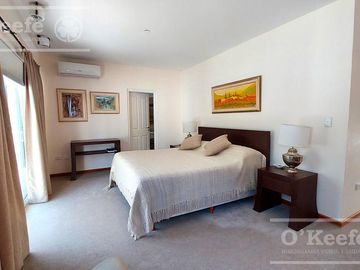 Casa en venta de cinco ambientes con piscina en Abril Club de Campo - Apto Credito