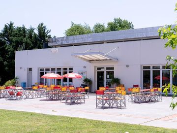 Casa en venta de cinco ambientes con piscina en Abril Club de Campo - Apto Credito
