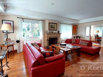 Casa en venta de cinco ambientes con piscina en Abril Club de Campo - Apto Credito