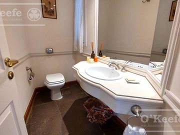 Casa en venta de cinco ambientes con piscina en Abril Club de Campo - Apto Credito