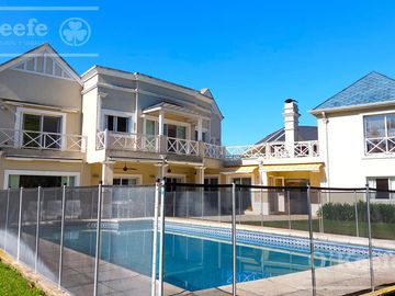 Casa en venta de cinco ambientes con piscina en Abril Club de Campo - Apto Credito