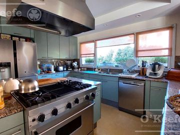 Casa en venta de cinco ambientes con piscina en Abril Club de Campo - Apto Credito