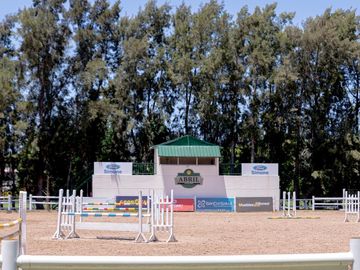 Casa en venta de cinco ambientes con piscina en Abril Club de Campo - Apto Credito