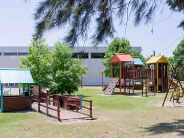 Casa en venta de cinco ambientes con piscina en Abril Club de Campo - Apto Credito