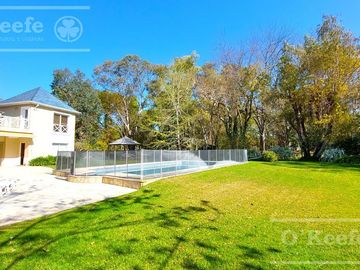 Casa en venta de cinco ambientes con piscina en Abril Club de Campo - Apto Credito