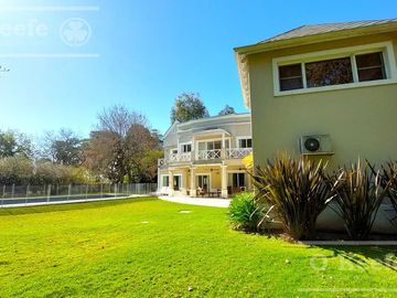 Casa en venta de cinco ambientes con piscina en Abril Club de Campo - Apto Credito