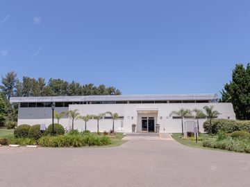 Casa en venta de cinco ambientes con piscina en Abril Club de Campo - Apto Credito