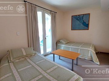 Casa en venta de cinco ambientes con piscina en Abril Club de Campo - Apto Credito