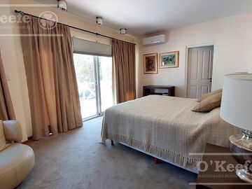 Casa en venta de cinco ambientes con piscina en Abril Club de Campo - Apto Credito