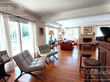 Casa en venta de cinco ambientes con piscina en Abril Club de Campo - Apto Credito