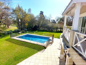 Casa en venta de cinco ambientes con piscina en Abril Club de Campo - Apto Credito