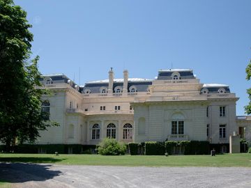 Casa en venta de cinco ambientes con piscina en Abril Club de Campo - Apto Credito