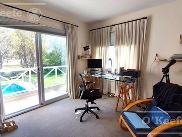 Casa en venta de cinco ambientes con piscina en Abril Club de Campo - Apto Credito