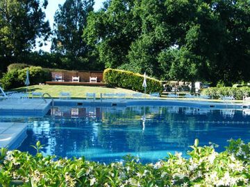 Casa en venta de cinco ambientes con piscina en Abril Club de Campo - Apto Credito