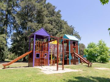 Casa en venta de cinco ambientes con piscina en Abril Club de Campo - Apto Credito
