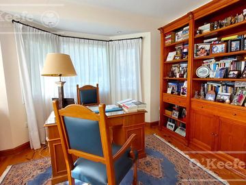 Casa en venta de cinco ambientes con piscina en Abril Club de Campo - Apto Credito