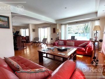 Casa en venta de cinco ambientes con piscina en Abril Club de Campo - Apto Credito