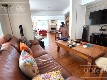 Casa en venta de cinco ambientes con piscina en Abril Club de Campo - Apto Credito