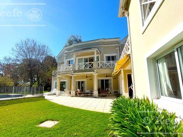 Casa en venta de cinco ambientes con piscina en Abril Club de Campo - Apto Credito