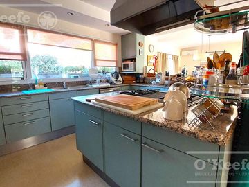 Casa en venta de cinco ambientes con piscina en Abril Club de Campo - Apto Credito