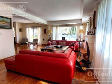 Casa en venta de cinco ambientes con piscina en Abril Club de Campo - Apto Credito