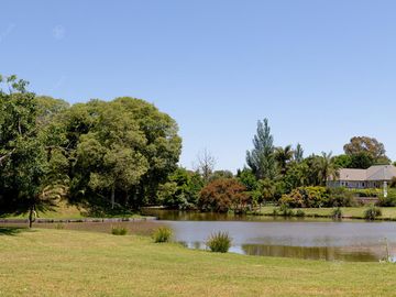 Casa en venta de cinco ambientes con piscina en Abril Club de Campo - Apto Credito