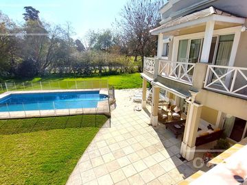 Casa en venta de cinco ambientes con piscina en Abril Club de Campo - Apto Credito