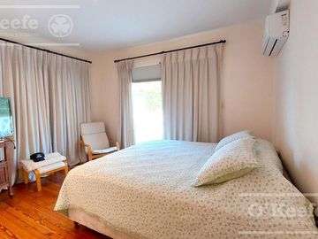 Casa en venta de cinco ambientes con piscina en Abril Club de Campo - Apto Credito