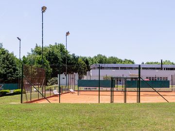 Casa en venta de cinco ambientes con piscina en Abril Club de Campo - Apto Credito