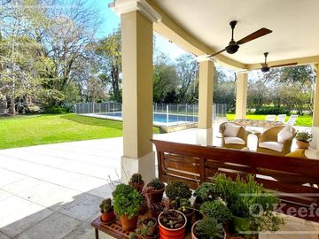 Casa en venta de cinco ambientes con piscina en Abril Club de Campo - Apto Credito