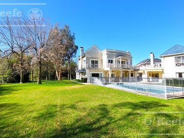 Casa en venta de cinco ambientes con piscina en Abril Club de Campo - Apto Credito