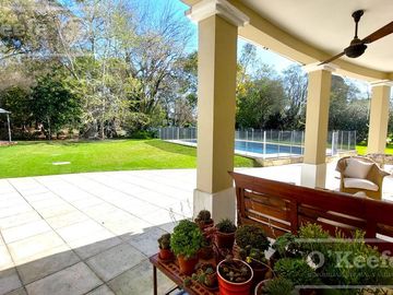 Casa en venta de cinco ambientes con piscina en Abril Club de Campo - Apto Credito