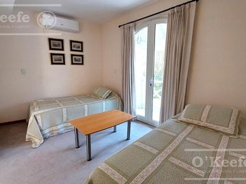 Casa en venta de cinco ambientes con piscina en Abril Club de Campo - Apto Credito