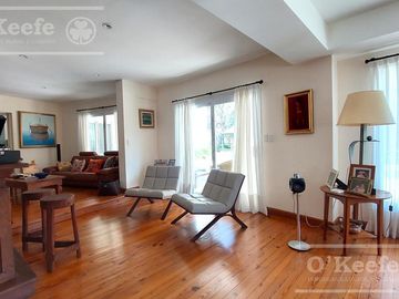 Casa en venta de cinco ambientes con piscina en Abril Club de Campo - Apto Credito