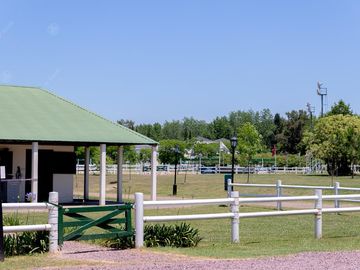 Casa en venta de cinco ambientes con piscina en Abril Club de Campo - Apto Credito