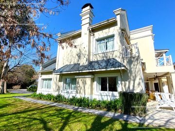 Casa en venta de cinco ambientes con piscina en Abril Club de Campo - Apto Credito