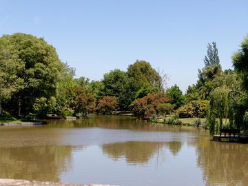 Casa en venta de cinco ambientes con piscina en Abril Club de Campo - Apto Credito