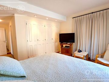 Casa en venta de cinco ambientes con piscina en Abril Club de Campo - Apto Credito