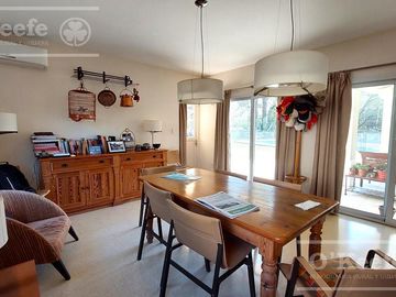 Casa en venta de cinco ambientes con piscina en Abril Club de Campo - Apto Credito
