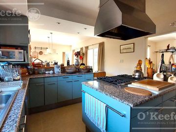Casa en venta de cinco ambientes con piscina en Abril Club de Campo - Apto Credito