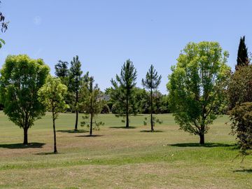 Casa en venta de cinco ambientes con piscina en Abril Club de Campo - Apto Credito
