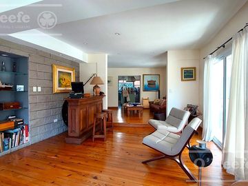 Casa en venta de cinco ambientes con piscina en Abril Club de Campo - Apto Credito