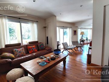 Casa en venta de cinco ambientes con piscina en Abril Club de Campo - Apto Credito