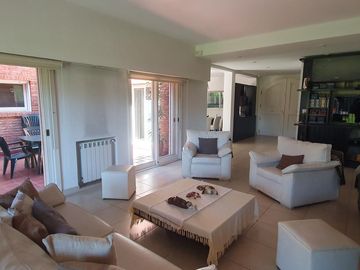 Espectacular Residencia con Amplio Jardín y Piscina en Zona Residencial - En venta