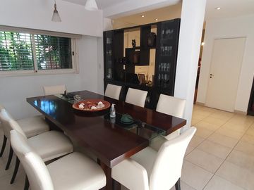Espectacular Residencia con Amplio Jardín y Piscina en Zona Residencial - En venta